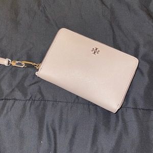 Nude wristlet